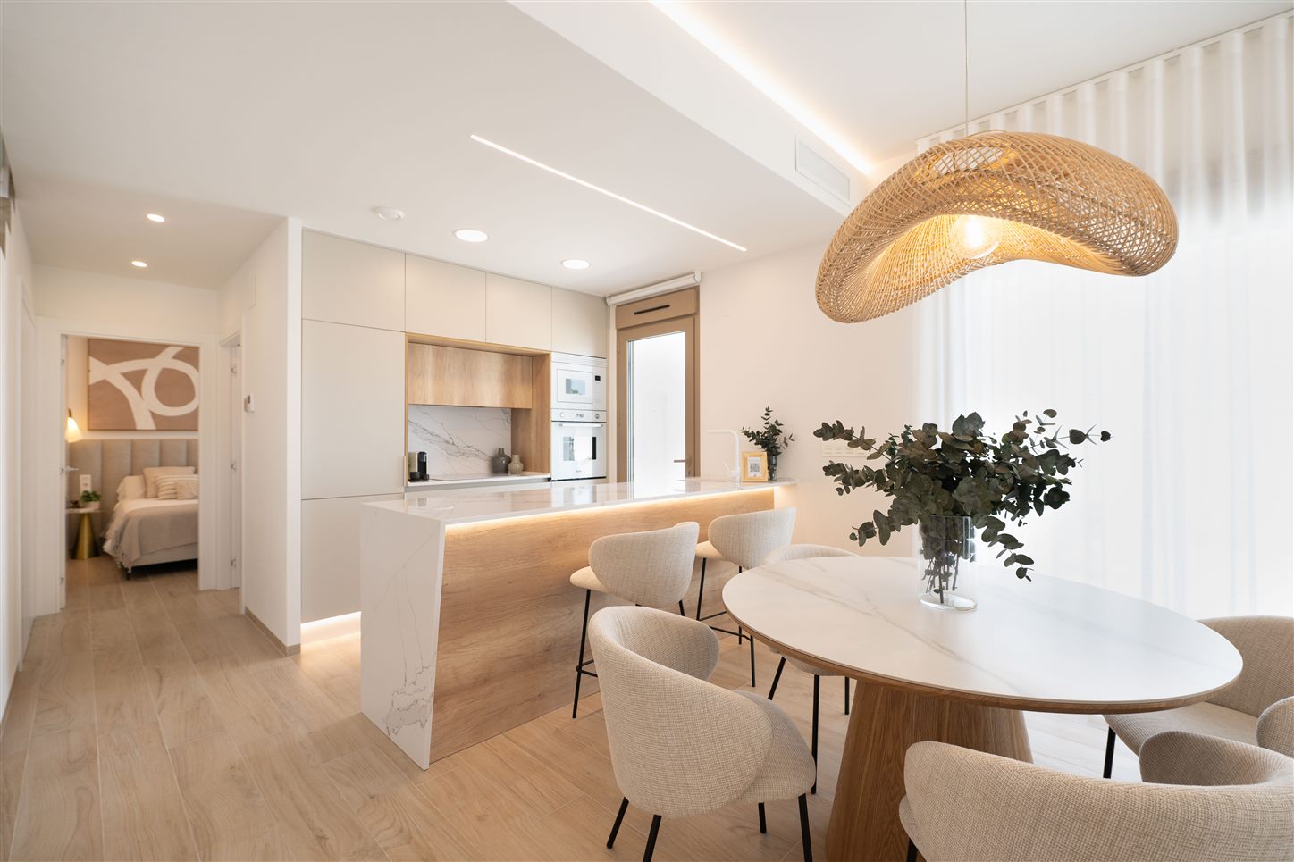 Salón-cocina de la casa piloto de nuestras casas con piscina en Serena Golf, Los Alcázares
